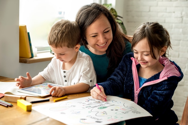 Famiglia trascorre il tempo felicità vacanza insieme