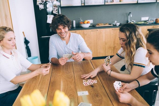 Foto la famiglia trascorre del tempo insieme a casa