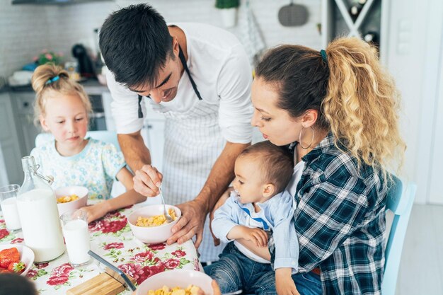 Foto la famiglia trascorre del tempo insieme a casa