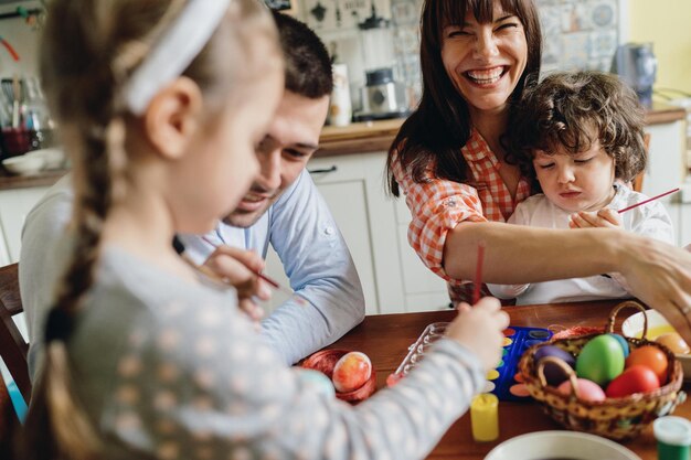 Foto la famiglia trascorre del tempo insieme a casa