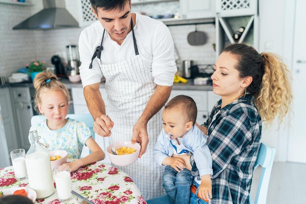 Foto la famiglia trascorre del tempo insieme a casa