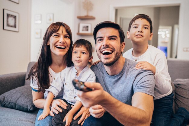 Foto la famiglia trascorre del tempo insieme a casa