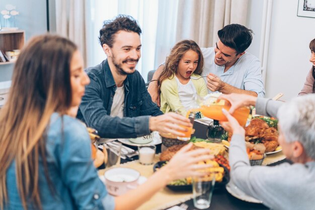 Foto la famiglia trascorre del tempo insieme a casa