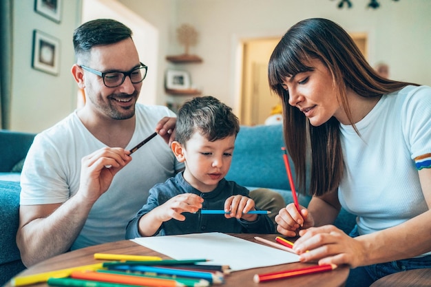 Foto la famiglia trascorre del tempo insieme a casa