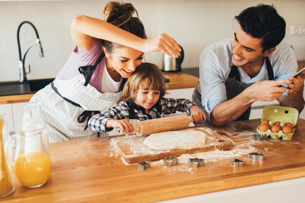 Foto la famiglia trascorre del tempo insieme a casa