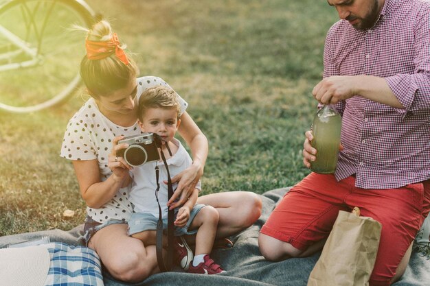 Photo family spending time together at park