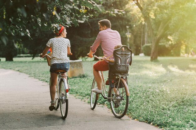 Foto la famiglia trascorre del tempo insieme al parco