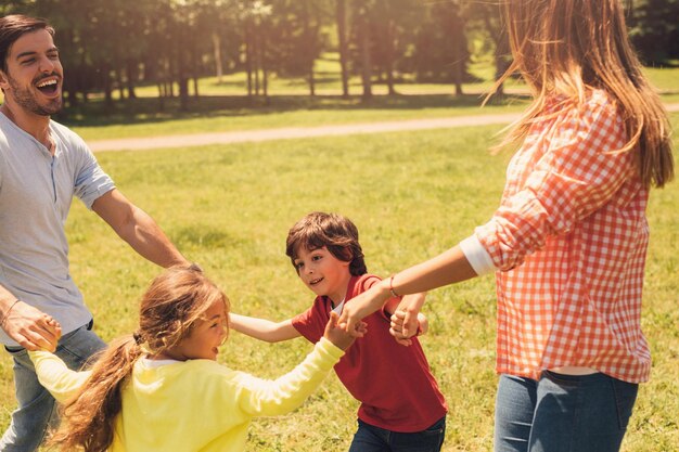 Foto la famiglia trascorre del tempo insieme al parco