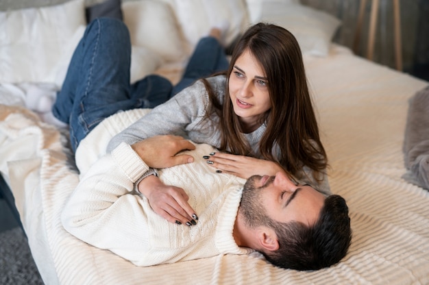 Foto famiglia che trascorre del tempo insieme