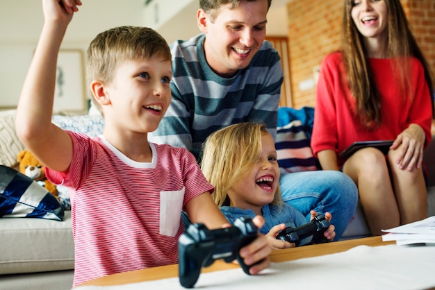 Foto famiglia che trascorre del tempo insieme