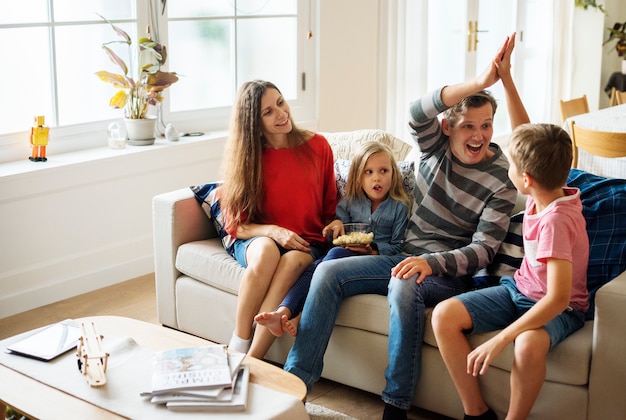 Foto famiglia che trascorre del tempo insieme