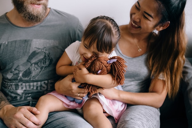 La famiglia trascorre il tempo in casa. un bambino abbraccia una bambola