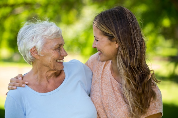 Famiglia in piedi e sorridente