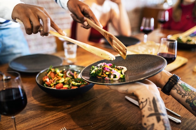 Insalata fresca fatta in casa in stile familiare