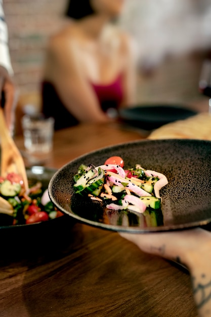 Foto insalata fresca fatta in casa in stile familiare