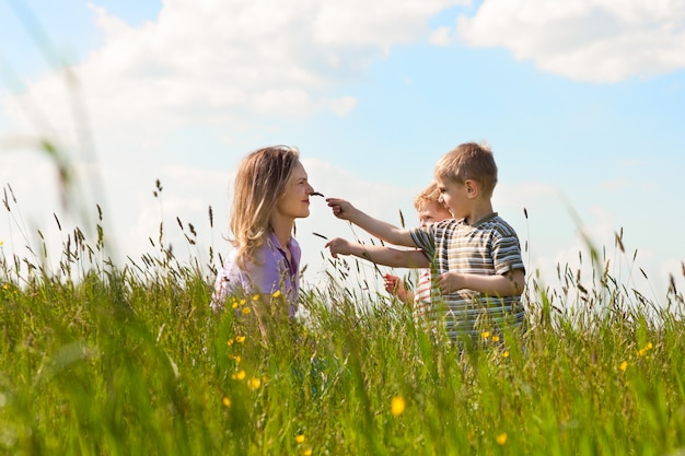 Estate in famiglia - giocando sul prato