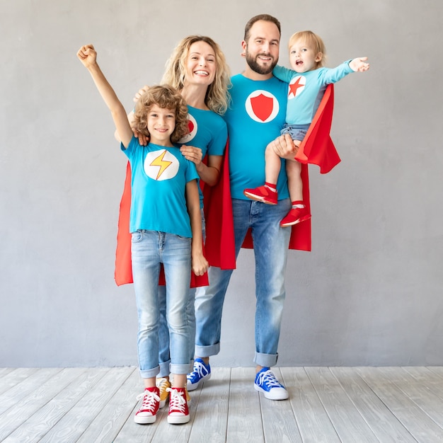 Foto famiglia di supereroi che giocano in casa