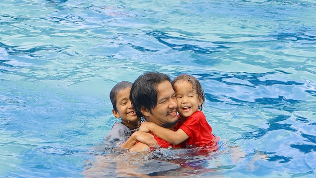 Photo family swimming in pool