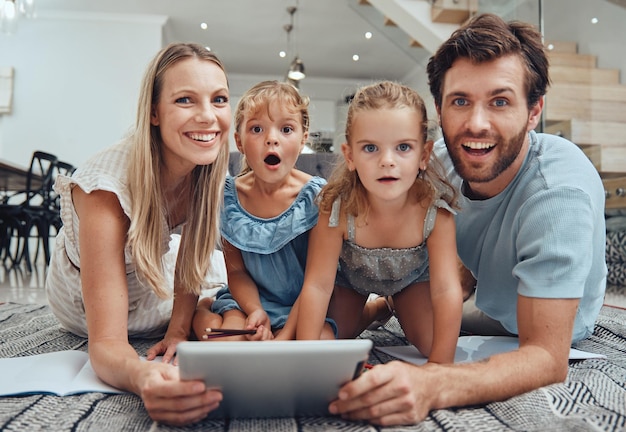 Foto tablet di famiglia e ritratto felice sul pavimento in soggiorno per rilassarsi attività divertenti tempo di qualità e legame relazionale per amore supporto e cura felicità genitori e figli insieme sul dispositivo