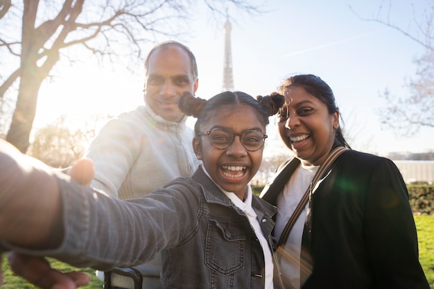 写真 パリ旅行で写真を撮る家族