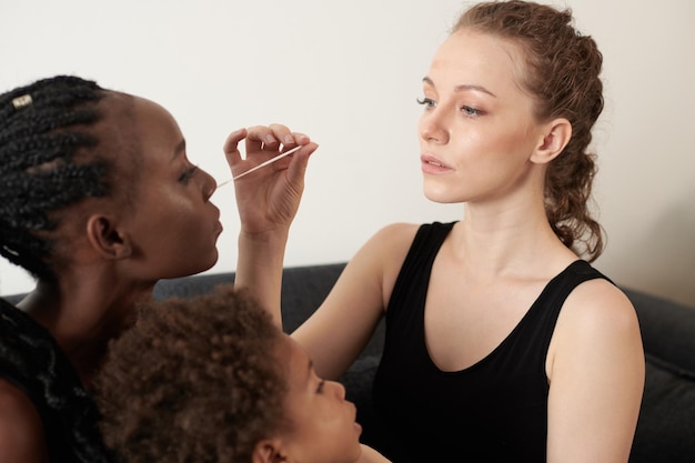 Foto famiglia che fa il test del coronavirus a casa