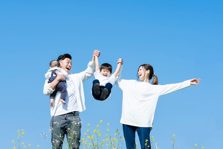 Photo 맑은 날 즐겁게 산책하는 가족
