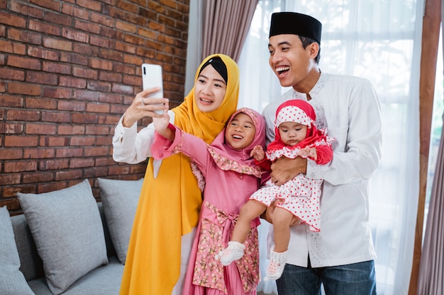 Famiglia che parla al telefono durante eid mubarak