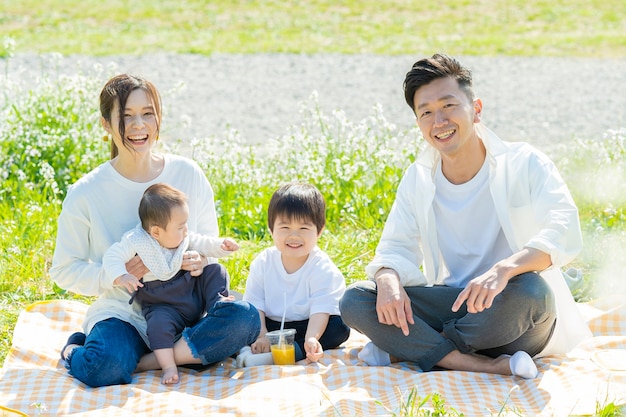 A family that fits in a commemorative photo at a picnic