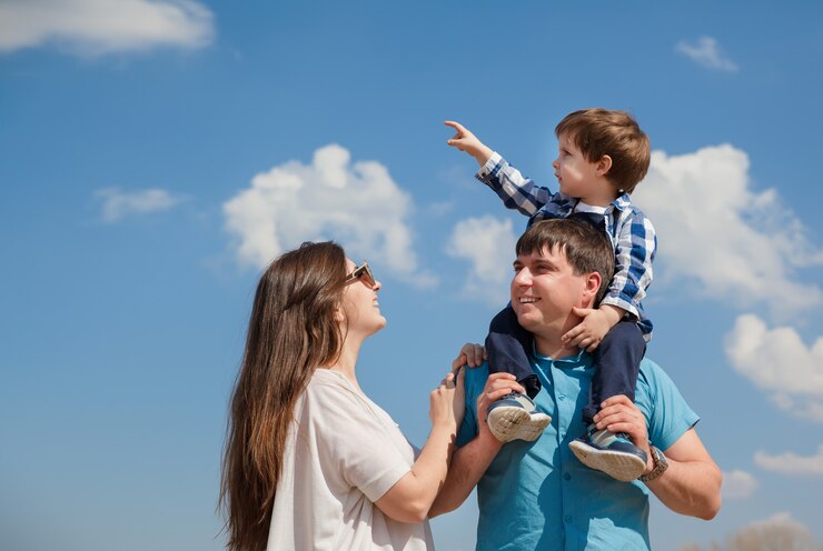 3人の家族、若い親と上空の背景に幼い息子