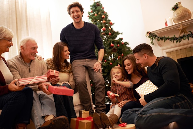 Il tempo in famiglia è il regalo più grande di tutti foto di una famiglia multigenerazionale che si scambia regali a natale