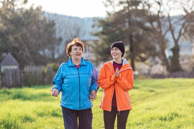 家族の時間 孫娘と話している美しい白人の祖母