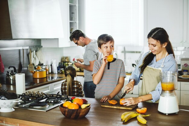 Famiglia insieme in cucina