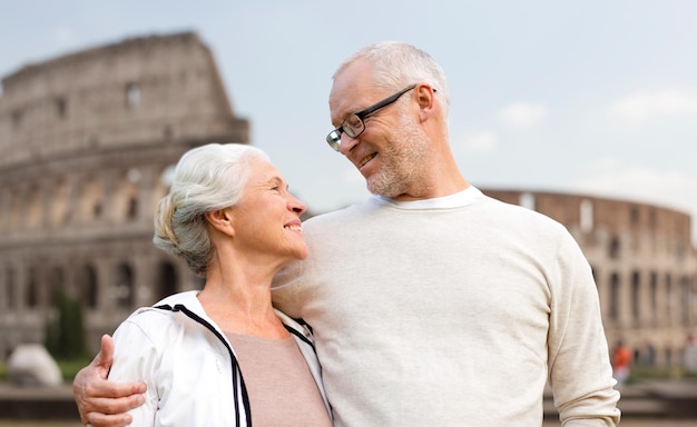 家族、観光、旅行、人のコンセプト – イタリア、ローマのコロシアムで幸せな老夫婦