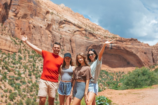 Foto famiglia su un sentiero a fire valley nello utah