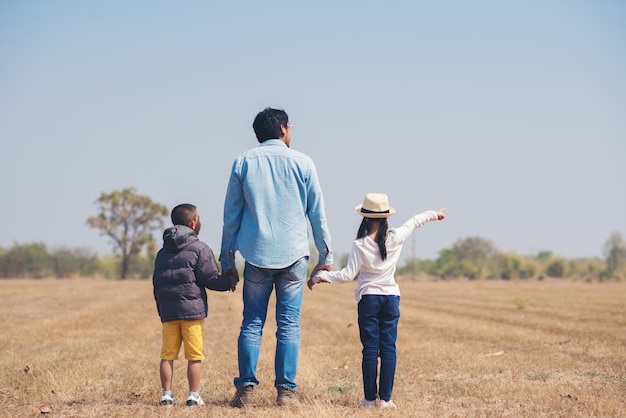 семейное путешествие - пара с маленьким ребенком и счастливым отцом