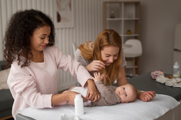 Foto famiglia di due mamme che hanno un bambino