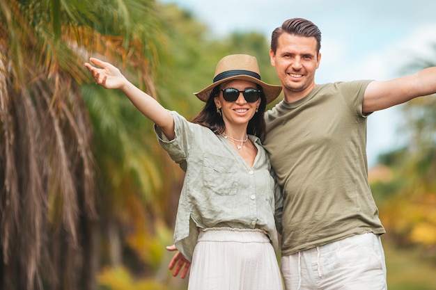 Famiglia di due persone nel parco il giorno d'estate all'aperto