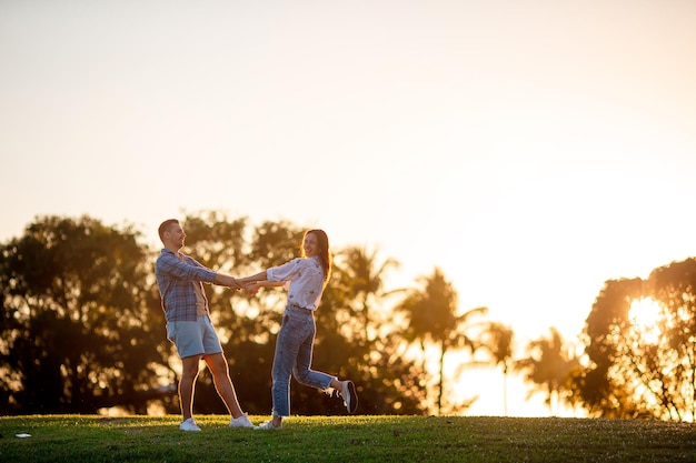 Famiglia di due persone nel parco il giorno d'estate all'aperto