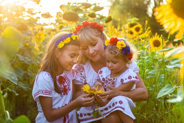 Семья Украина в поле подсолнухов Выборочный фокус Природа