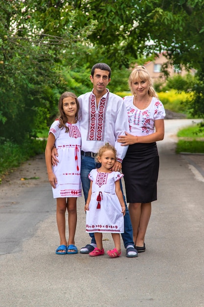 Photo family ukrainians in vyshyvanka patriots selective focus couple