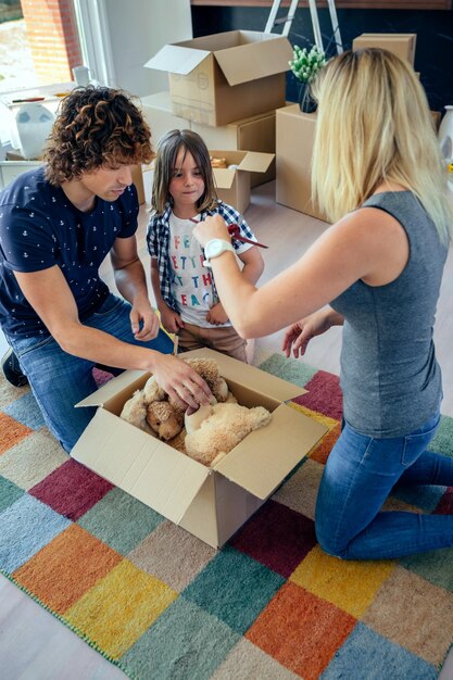 Foto famiglia che spacca i giocattoli a casa