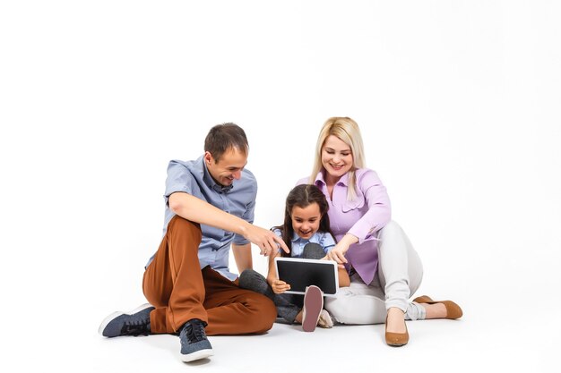 디지털 태블릿 노트북을 사용하는 가족