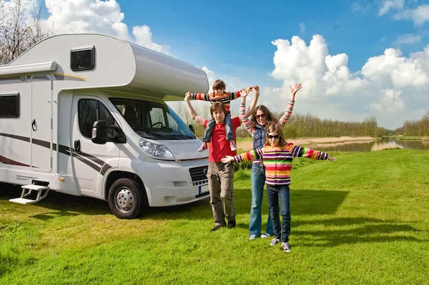 아이들과 함께하는 가족 휴가 RV 여행 아이들과 함께 행복한 부모들은 캠핑카 여행을 즐깁니다.