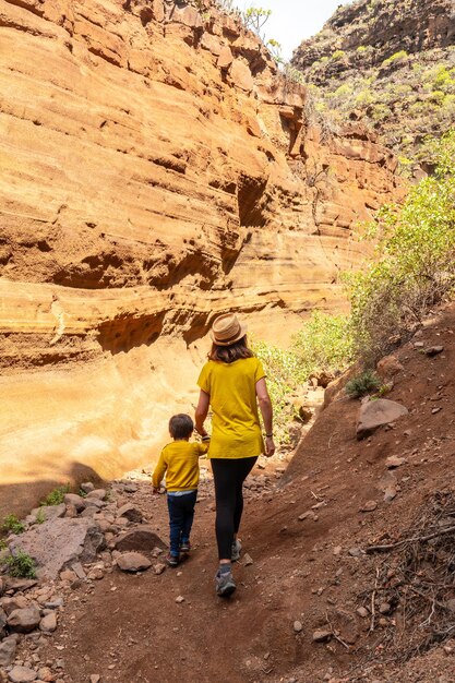 Photo family visiting the limestone canyon barranco de las vacas in gran canaria canary islands