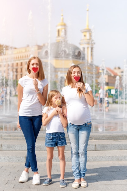 семья на прогулке в парке