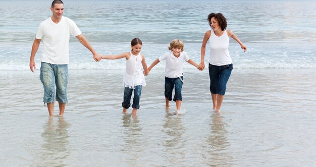 Photo family walking on the beach