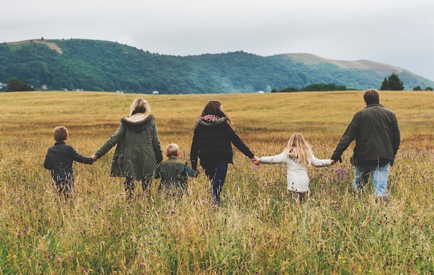 Foto concetto di unità della natura del campo di camminata della famiglia