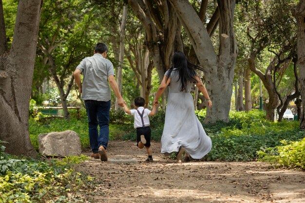 Photo a family walks down a path in the woods