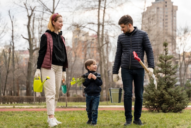 Foto famiglia che vuole piantare insieme un albero