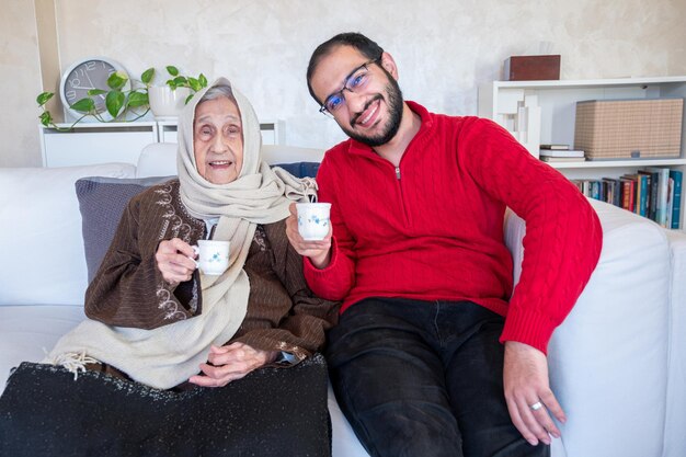 Foto una calorosa conversazione di famiglia in soggiorno